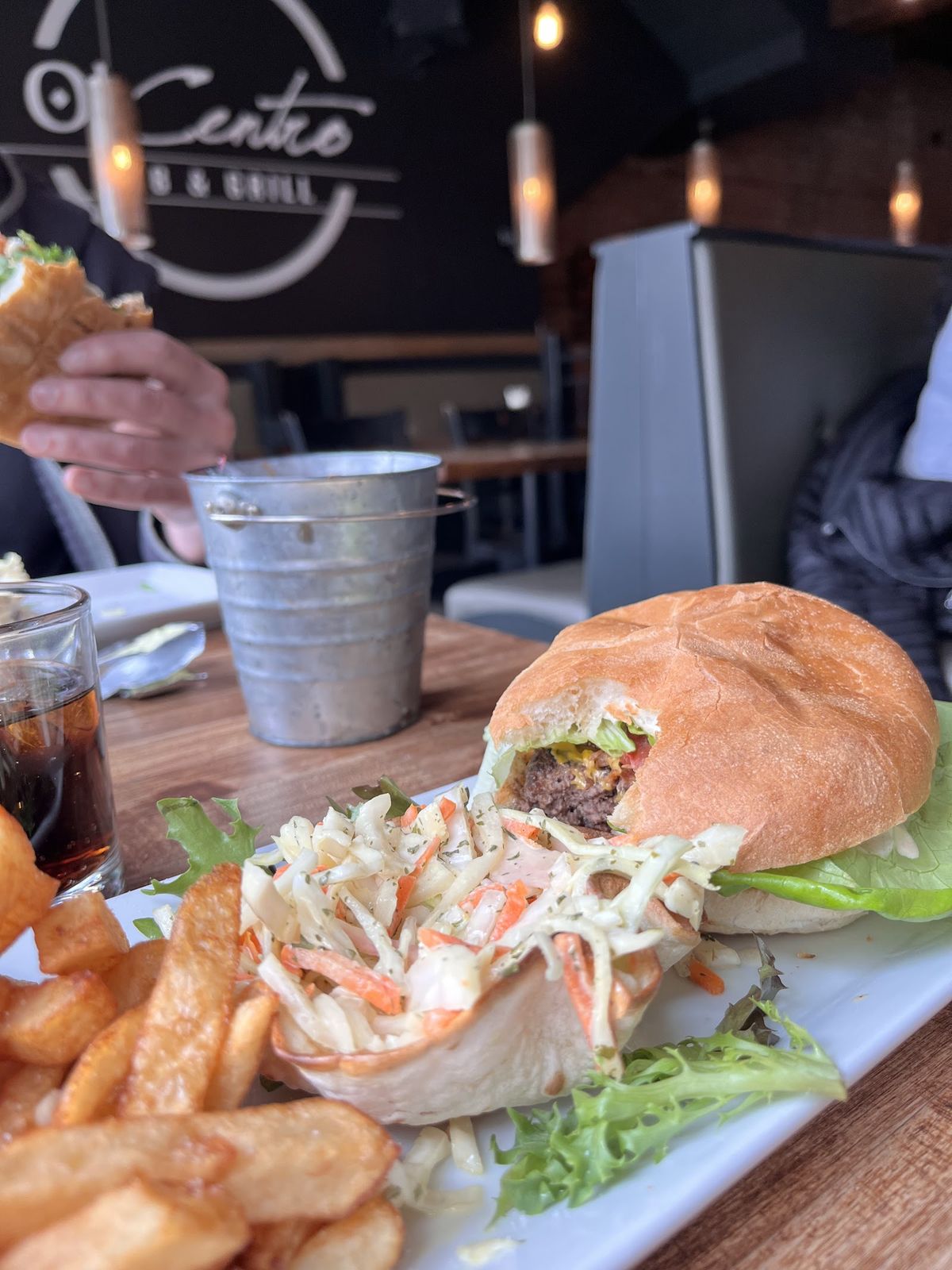 Burger maison avec frites