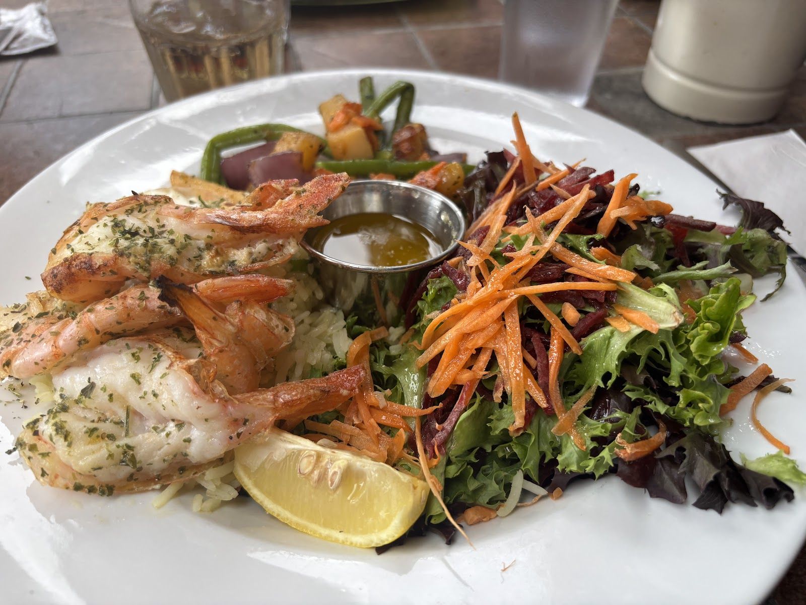 Assiette de crevettes grillées avec salade et riz