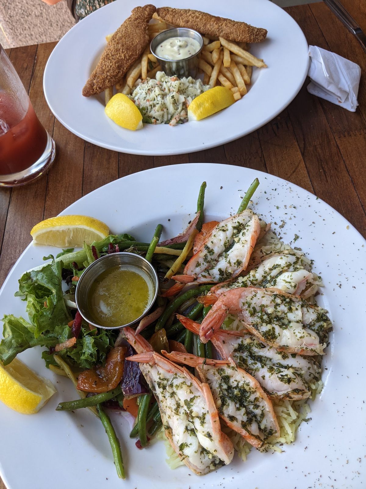 Filet de poisson grillé, citron et salade