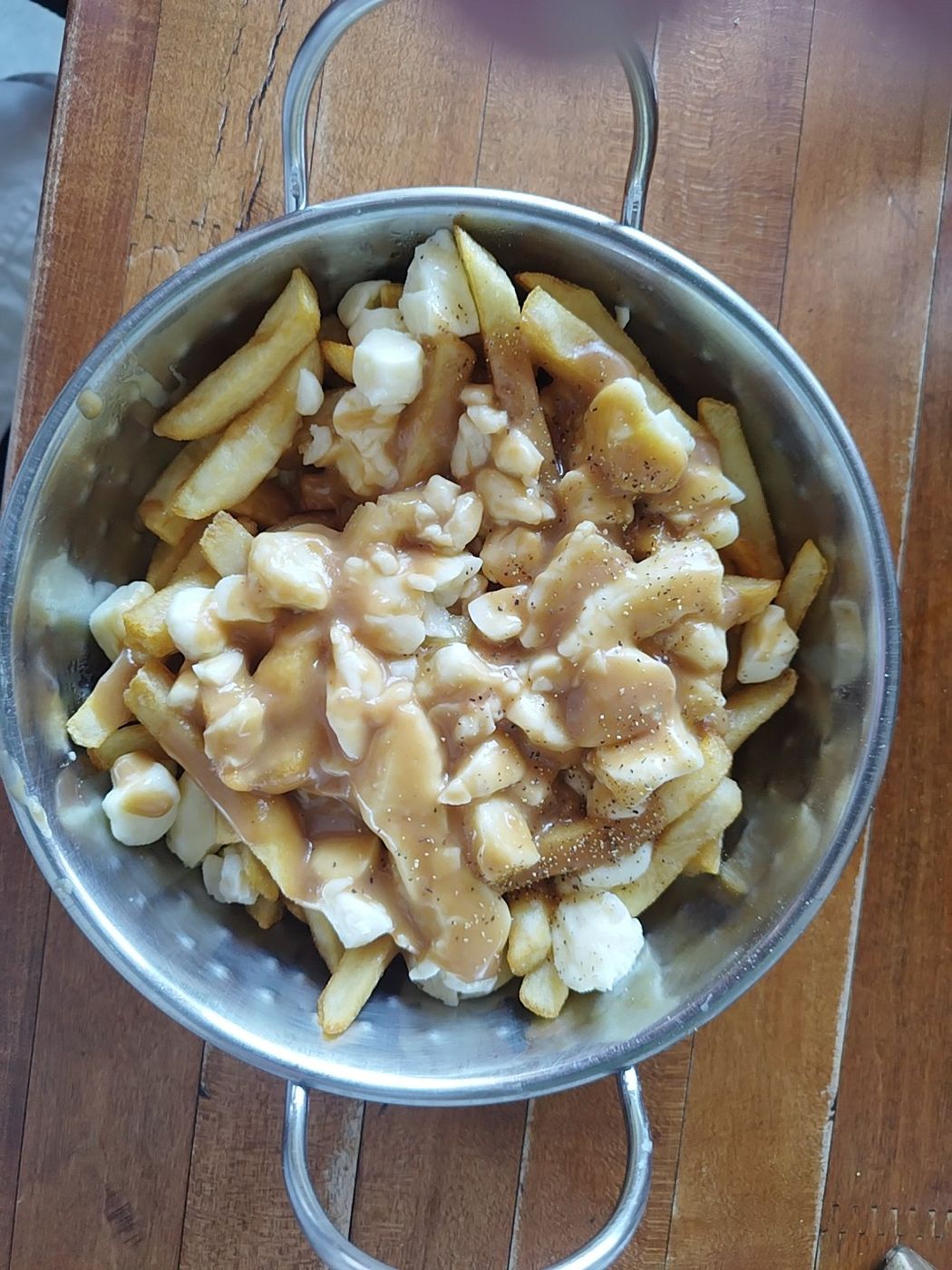 Poutine servie dans un poêlon