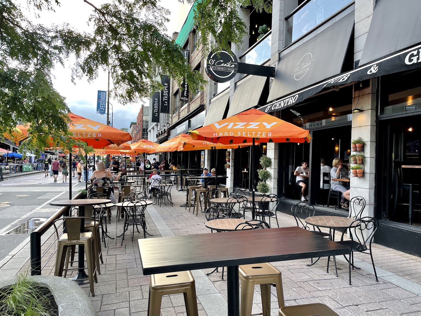 La terrasse de l'O'Centro et ses parasols orange sur la rue des Forges